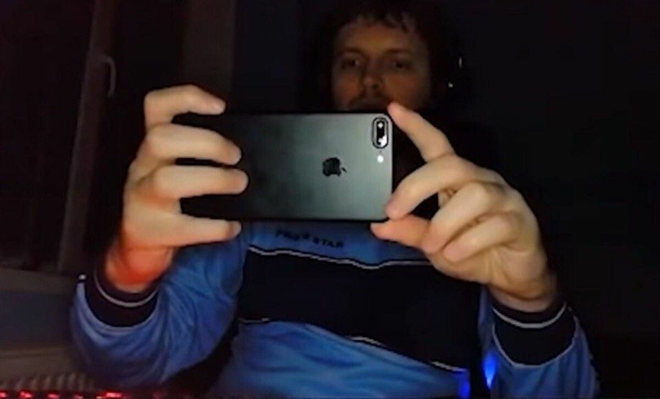 Папич фотографирует монитор